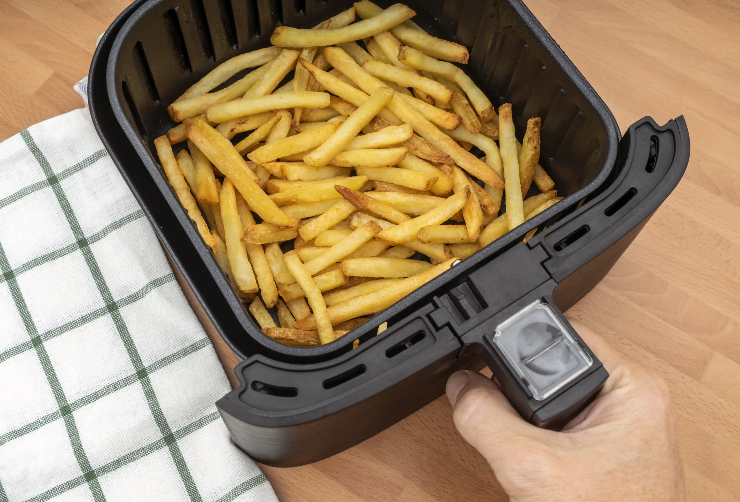 Receta de patatas fritas en freidora de aire.